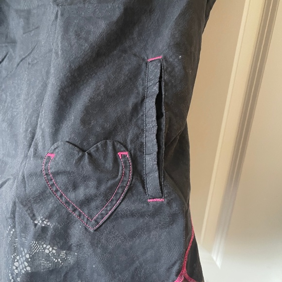 Cute scrub top - Picture 2 of 3